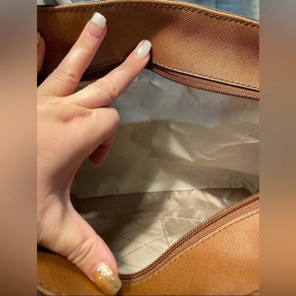 NWT Michael Kors Jet Set Travel Medium Top Zip Tote Shoulder Bag Tan/Luggage - Picture 6 of 9